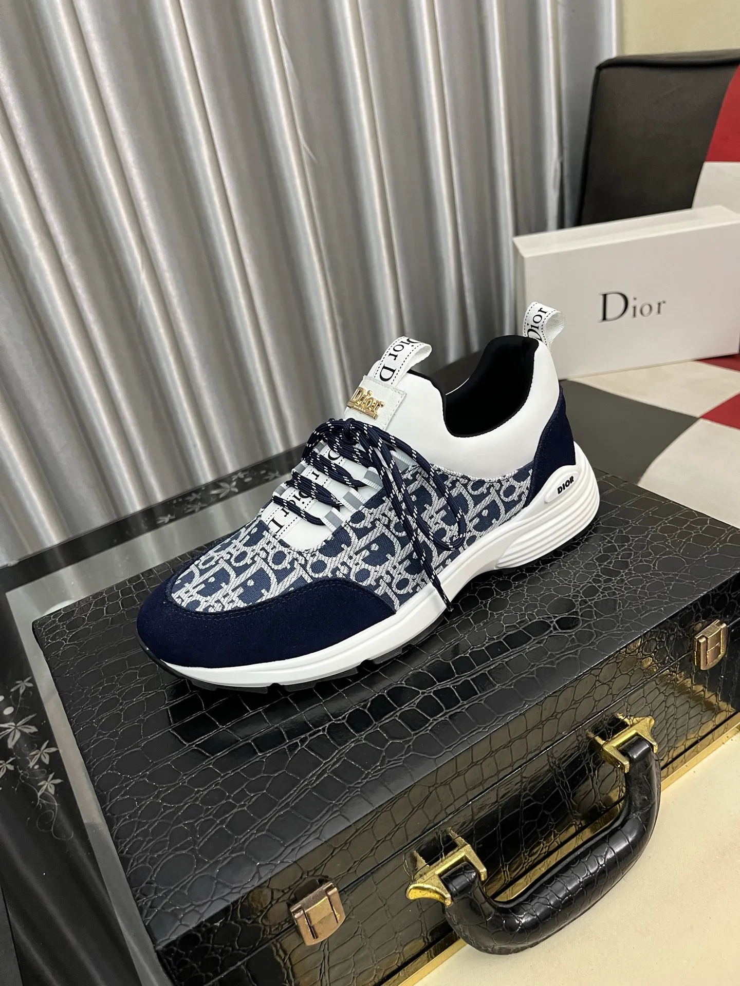 Men's Men's Shoes💰440⌚️⌚️ Dior's casual and sporty style combines the elements of dad's bag-soled shoes. It has successfully broken through the dad shoe style that has been on the streets in recent years and has become a beautiful landscape in luxury goods. The fabric is high mercerized with breathable mesh. The mesh on both sides of the shoe is made of three layers of composite technology. The bottom process uses package molding fabrics: imported high mercerized 🐂 cowhide stitching with original customized D-shaped mesh code number: 38-444️⃣ Colors available